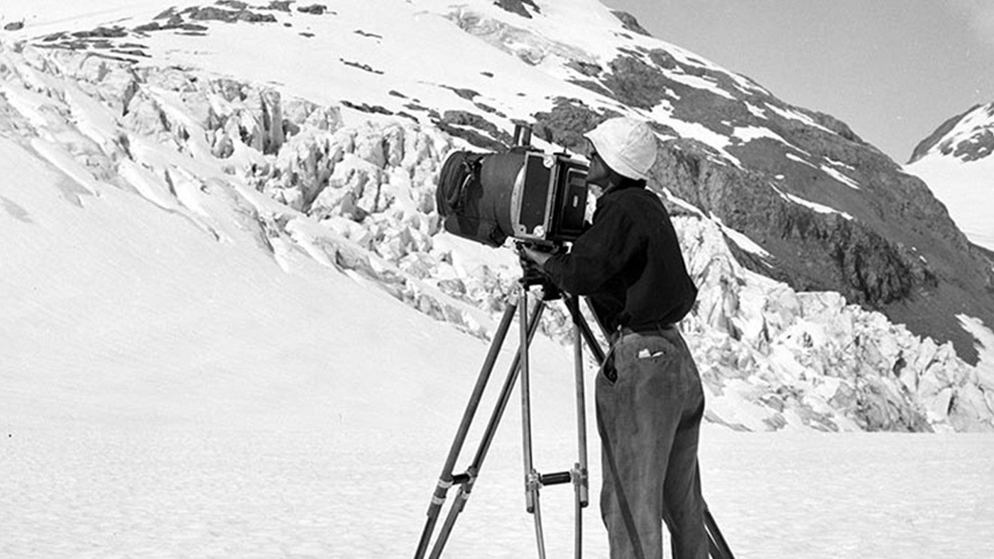 Washburn met zijn camera tijdens een expeditie naar Mt. Bertha, Alaska (1940)