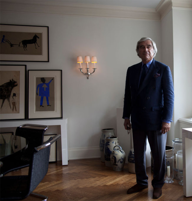 Jerry Lauren in zijn appartement in Manhattan met een selectie van de werken van Traylor op de muur achter zich