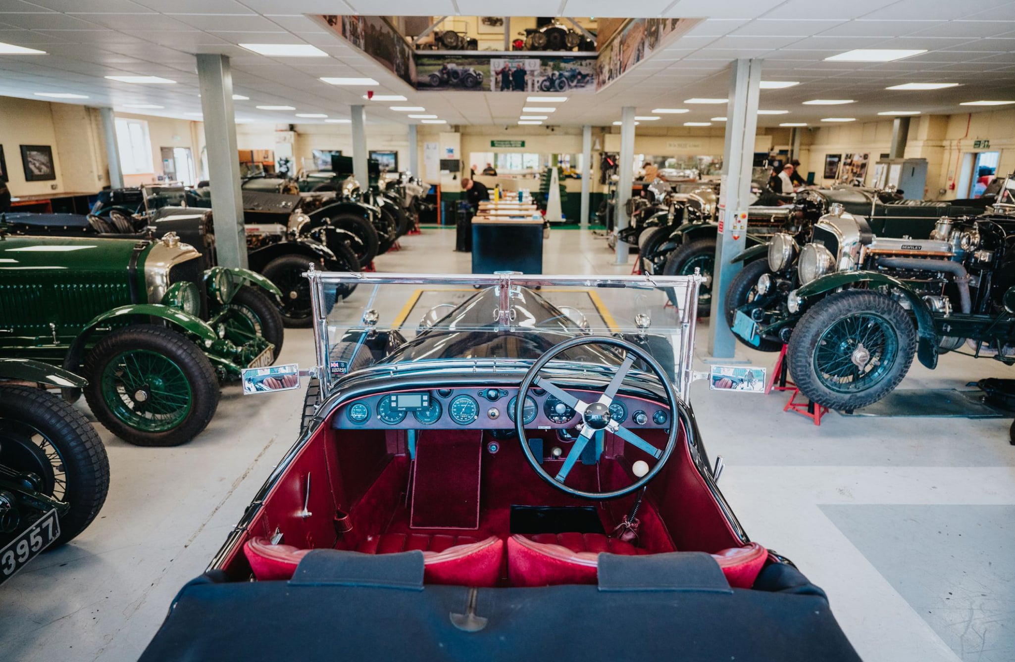 <strong>DE GROTE FIX</strong><br/><span>Een kijkje in de smetteloze garage van Vintage Bentley, waar de monteurs alleen origineel gereedschap of zelfgemaakte reproducties gebruiken. Is het ooit een uitdaging om precies datgene te vinden dat er nodig is voor een klus? &ldquo;Nou, dat heeft maar 28 jaar geduurd&rdquo;, aldus oprichter William Medcalf</span>